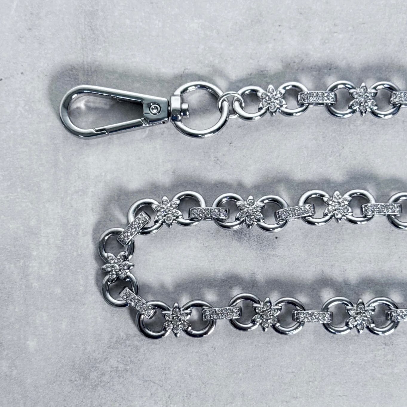 Jewelry Essentials 11mm Floral Iced Out Pant Chain 22" (Silver) BKC-124S