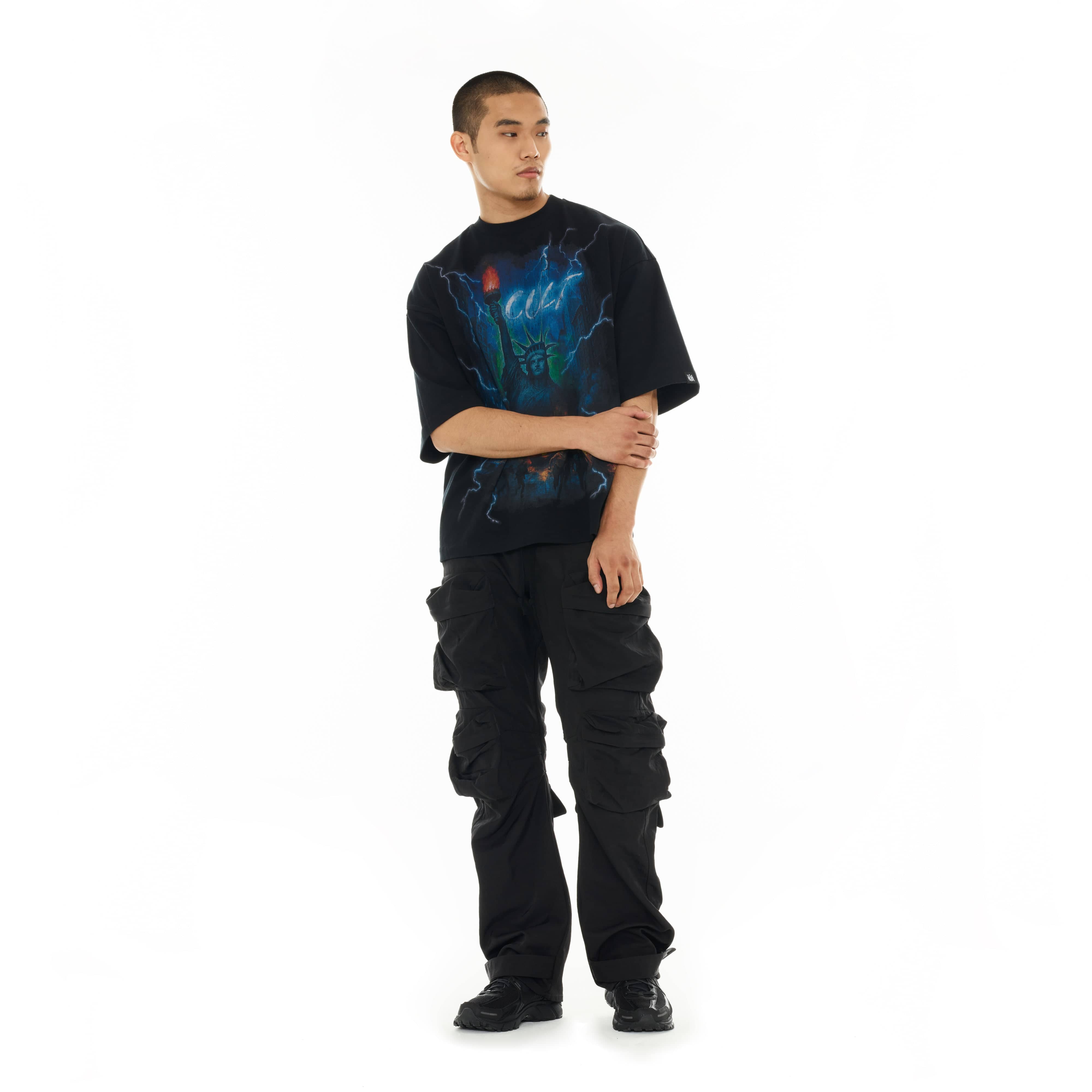 Cult's Oversized Short Sleeve Crew Neck Tee "Big Apple" in Black