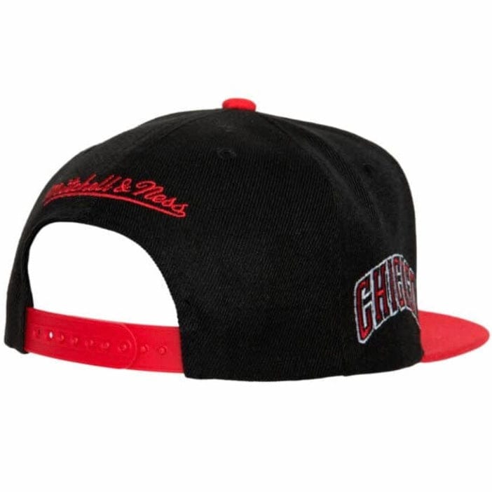 Mitchell & Ness NBA Chicago Bulls Side Core 2.0 Snapback (Black/Red)